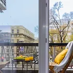 Celeste - Ultracentral, Square I Carpark I Balcony *