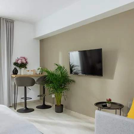 Apartment Celeste - Ultracentral, Square I Carpark I Balcony *